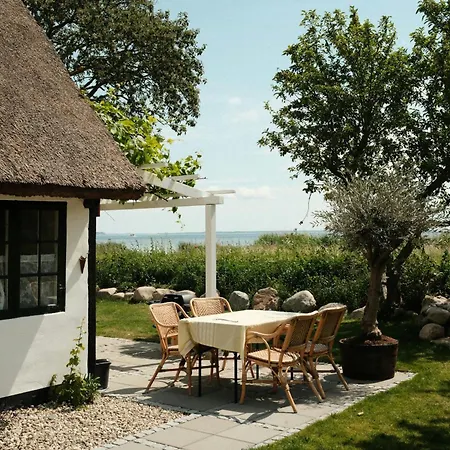 Thatched House On The Waterfront In Vakantiehuis