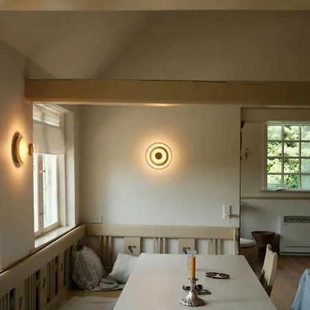 Vakantiehuis Thatched House On The Waterfront In