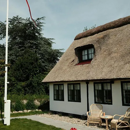 Thatched House On The Waterfront In Vakantiehuis Rørvig