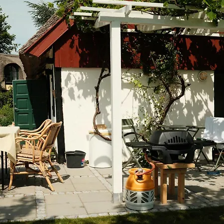 Vakantiehuis Thatched House On The Waterfront In