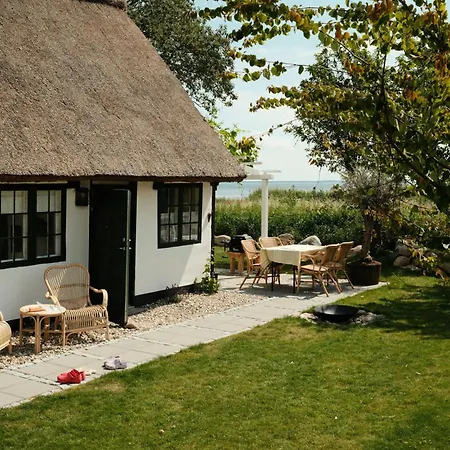 Thatched House On The Waterfront In Vakantiehuis Rørvig