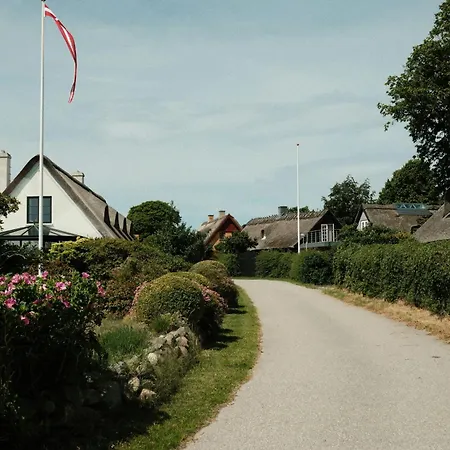 Vakantiehuis Thatched House On The Waterfront In *
